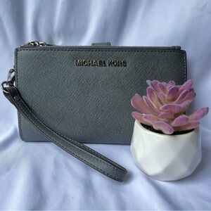 • MICHAEL KORS • “JET SET” SMARTPHONE WRISTLET • Color Gray •